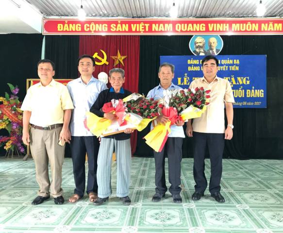 Lễ trao tặng Huy hiệu 55,45 năm tuổi Đảng tại Đảng bộ xã Quyết Tiến
