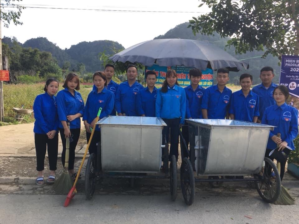 Đoàn viên thanh niên xã Quyết Tiến quét đường dọn rác vườn hoa thạch sơn thần để phục vụ lễ hội hoa tam giác mạch lần thứ VI tỉnh Hà Giang.